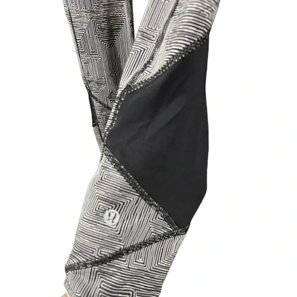 Lululemon size 2 crop leggings. Excellent condition - Picture 2 of 8